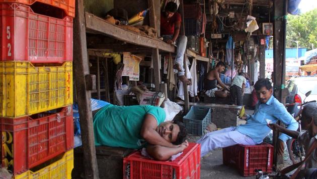 Sellers take a nap at a vegetable market. A paucity in supply to Mumbai has hit businesses.(Bhushan Koyande) Sellers take a nap at a vegetable market. A paucity in supply to Mumbai has hit businesses.(Bhushan Koyande)