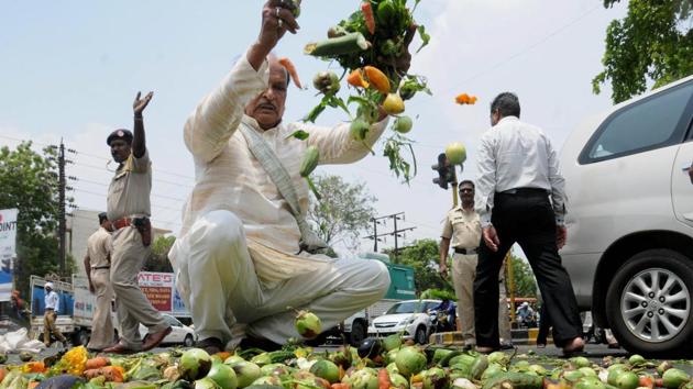 Farmers throwing vegetables on a road during a protest in Nagpur, Maharashtra on June 5. (PTI Photo) Farmers throwing vegetables on a road during a protest in Nagpur, Maharashtra on June 5. (PTI Photo)