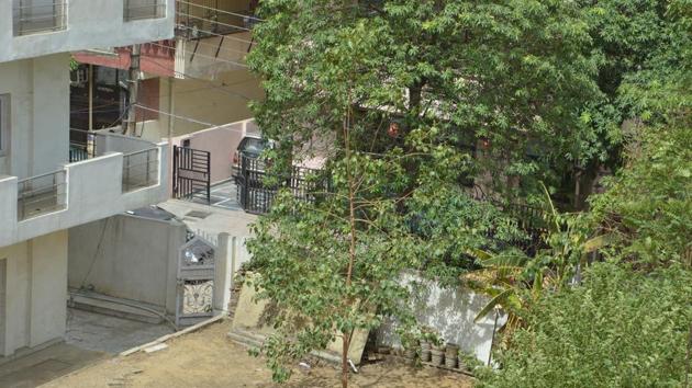 Sheela Gaur, wife of retired bureaucrat Tulsi, succumbed to an ailment at a Delhi hospital and was buried on Sunday allegedly at the vacant plot owned by the family in Indirapuram. (Sakib Ali/HT) Sheela Gaur, wife of retired bureaucrat Tulsi, succumbed to an ailment at a Delhi hospital and was buried on Sunday allegedly at the vacant plot owned by the family in Indirapuram. (Sakib Ali/HT)