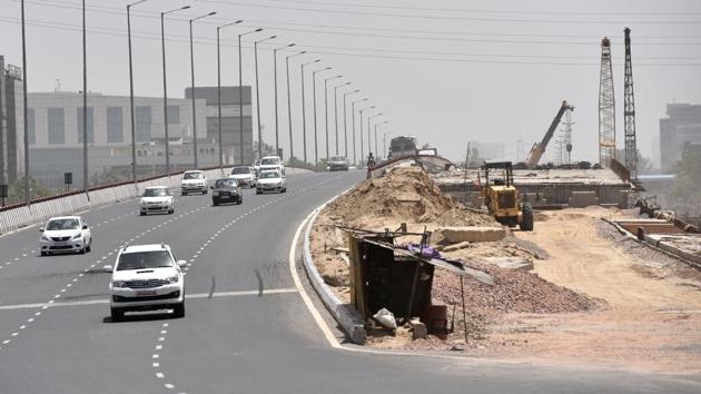 The flyover has been stuck because of a litigation. (Sanjeev Verma/HT Photo) The flyover has been stuck because of a litigation. (Sanjeev Verma/HT Photo)