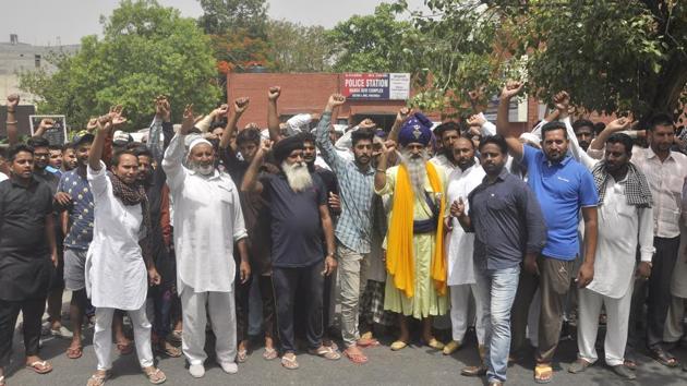Residents of Saketri protesting outside the Mansa Devi police station in Panchkula on Monday. They have alleged that police negligence led to the death of Aslam. (Sant Arora/HT Photo) Residents of Saketri protesting outside the Mansa Devi police station in Panchkula on Monday. They have alleged that police negligence led to the death of Aslam. (Sant Arora/HT Photo)