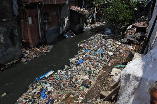 The HT audit found the Behrampada nullah at Bandra was still clogged, even with just days to go for the monsoon to hit Mumbai.(Praful Gangurde)