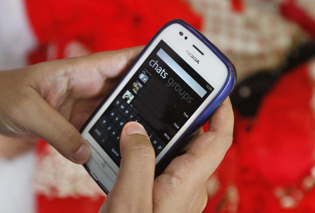 A man is allegedly assaulted brutally by his wife in Agra after he refuses to return her mobile phone. (HT Photo for representational purpose) A man is allegedly assaulted brutally by his wife in Agra after he refuses to return her mobile phone. (HT Photo for representational purpose)