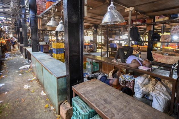 A seller takes a nap at Dadar flower market, which is experiencing a paucity of supply owing to the farmers’ strike.(Kunal Patil/HT)