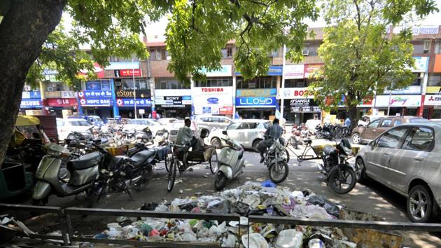 Food from restaurants in the Sector 35 C market often finds its way to the parking lots as MC safai workers look the other way. (HT Photo) Food from restaurants in the Sector 35 C market often finds its way to the parking lots as MC safai workers look the other way. (HT Photo)