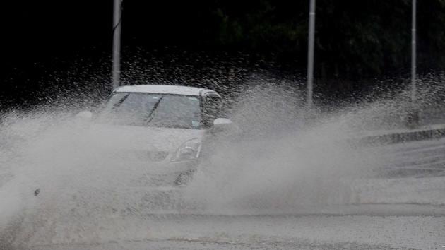 Water logging at Sector 32-46 road due to rain in Chandigarh on Wednesday morning. (Keshav Singh/ht) Water logging at Sector 32-46 road due to rain in Chandigarh on Wednesday morning. (Keshav Singh/ht)
