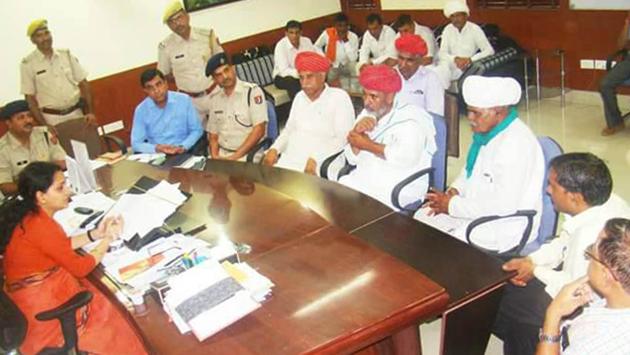 Members of Bharatiya Kisan Sangh  submitting a memorandum  to Pratapgarh collector Neha Giri on Wednesday. (HT Photo.)
