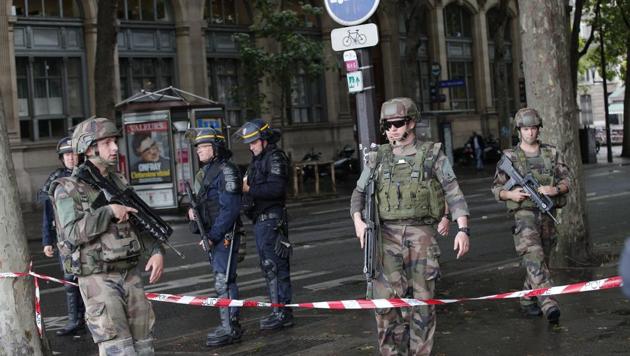 Police officers and soldiers seal off the access to Notre Dame cathedral after a man attacked officers with a hammer while patrolling the esplanade in front of the famous landmark, in Paris, France, Tuesday, June 6, 2017. (AP Photo) Police officers and soldiers seal off the access to Notre Dame cathedral after a man attacked officers with a hammer while patrolling the esplanade in front of the famous landmark, in Paris, France, Tuesday, June 6, 2017. (AP Photo)