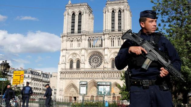 French police and gendarmes stand at the scene of a shooting incident near the Notre Dame Cathedral in Paris, France, June 6, 2017.(REUTERS Photo)