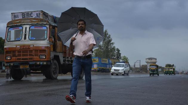 Reeling under heat waves with temperatures soaring to 46 degree Celsius in the past few days, overcast skies cooled temperatures down bringing much delight to Delhites. (Sakib Ali / HT Photo)