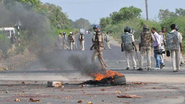 Police petrolling on the Mhow- Neemuch highway amid burning tyres of a truck in Mandsaur , Madhya Pradesh, India, on Wednesday, June 07, 2017. (Mujeeb Faruqui/HT Photo) Police petrolling on the Mhow- Neemuch highway amid burning tyres of a truck in Mandsaur , Madhya Pradesh, India, on Wednesday, June 07, 2017. (Mujeeb Faruqui/HT Photo)