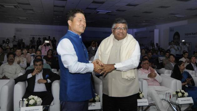 HC Hong, president and CEO, Samsung Electronics, with Union IT minister Ravi Shankar Prasad at the event in Noida. (Sunil Ghosh/HT Photo) HC Hong, president and CEO, Samsung Electronics, with Union IT minister Ravi Shankar Prasad at the event in Noida. (Sunil Ghosh/HT Photo)