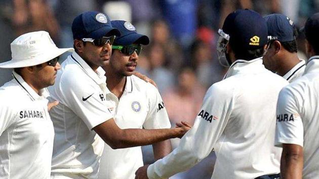 Ravichandran Ashwin (2nd L) has said that former India opener Virender Sehwag (L) had a “demoralising effect” on him.(HT Photo)