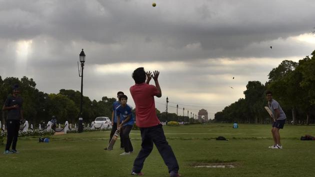 Children are seen enjoying under an overcast sky near India Gate. Delhi is expected to receive its monsoon showers by mid June. (Arvind Yadav/HT PHOTO)