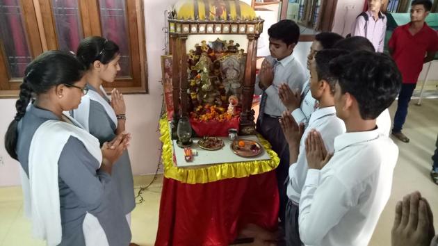 Thousands of students across Uttar Pradesh offered prayers seeking blessings on Thursday, a day ahead of the announcement of UP Board Class 10 and Class 12 results.(Deepak Gupta/HT photo) Thousands of students across Uttar Pradesh offered prayers seeking blessings on Thursday, a day ahead of the announcement of UP Board Class 10 and Class 12 results.(Deepak Gupta/HT photo)