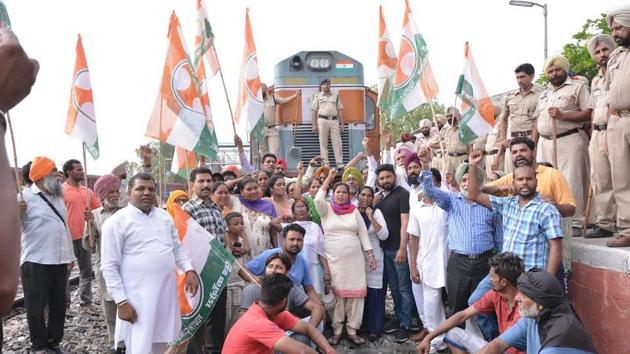 he Punjab Youth Congress on Thursday had decided to block Udaipur-Jammu Tawi Garib Rath Special at the Sangrur railway station to protest police firing on farmers in MP (HT Photo) he Punjab Youth Congress on Thursday had decided to block Udaipur-Jammu Tawi Garib Rath Special at the Sangrur railway station to protest police firing on farmers in MP (HT Photo)