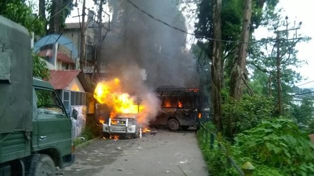 Police vehicles set ablaze by GJM supporters in Darjeeling.(HT Photo)