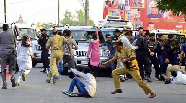Student protesters block Yogi Adityanath’s motorcade in Lucknow on Wednesday evening. (HT PHOTO) Student protesters block Yogi Adityanath’s motorcade in Lucknow on Wednesday evening. (HT PHOTO)