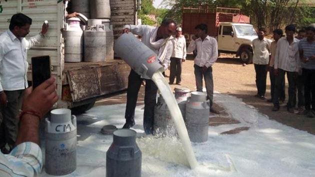 Farmers on strike spill milk from canisters in protest against the government of Maharashtra in Aurangabad in June. (ht photos)