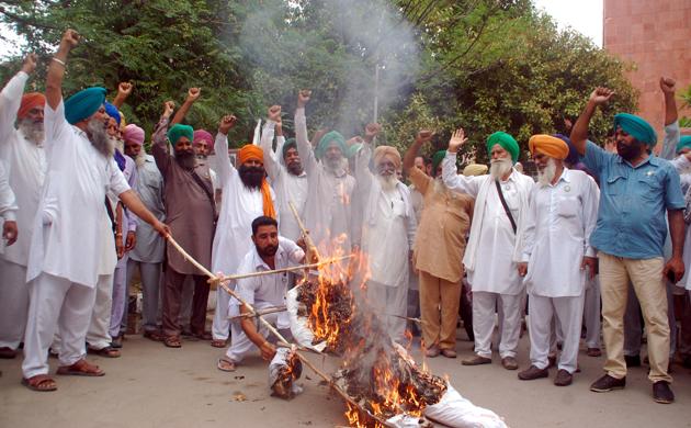 Farmers protesting in Bathinda on Thursday against the killing of five farmers in police firing in Madhya Pradesh. (Sanjeev Kumar/HT) Farmers protesting in Bathinda on Thursday against the killing of five farmers in police firing in Madhya Pradesh. (Sanjeev Kumar/HT)