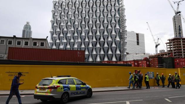 Workers stand near a police car outside the new US embassy building under construction in south London, on June 7, 2017, after police carried out controlled explosions in two vehicles parked outside. (AFP Photo) Workers stand near a police car outside the new US embassy building under construction in south London, on June 7, 2017, after police carried out controlled explosions in two vehicles parked outside. (AFP Photo)