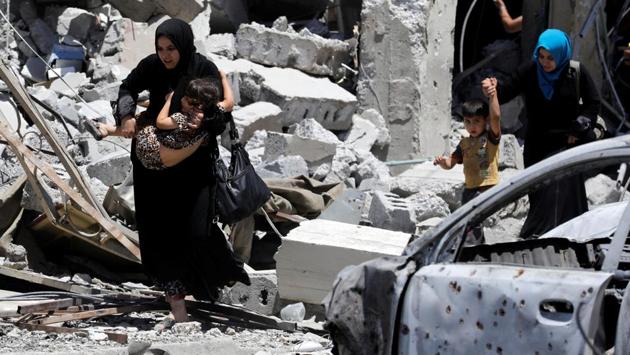 Civilians who fled their homes due to fighting between Iraqi forces and Islamic State militants walk to a safer place. (Erik De Castro / Reuters)
