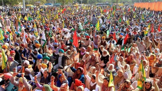 Farmers stage a protest in the run-up to the 2017 Punjab assembly elections in Bhatinda. The farmers’ unions have been raising the issue of suicides and compensation to farmers for cotton crop loss. Earlier this year Punjab Chief minister Captain Amarinder Singh promised a waiver of all farm debt -including that of agricultural labourers with or without the centre’s help as part of his election promises. (PTI)