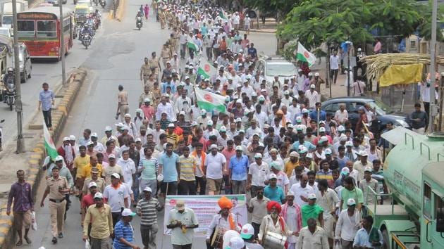 Hundreds of farmers rally for a loan waiver disrupting traffic in Mumbai, Maharashtra in May. (Bhushan Koyande/ht photo)