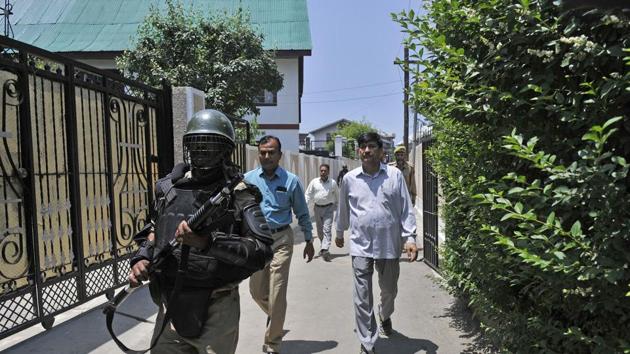 NIA raided 26 places across Kashmir, Delhi and Haryana last week, allegedly recovering letterheads of Hizbul and LeT. In this photo, NIA team is seen outside the residence of a prominent businessman in Srinagar.(HT Photo)