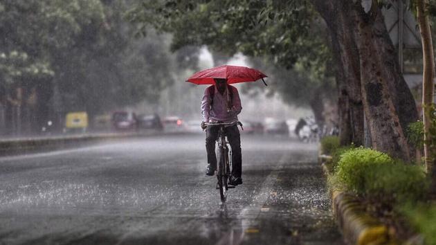 Swept by heat waves, people received much relief with a temperature drop of nearly two degrees and rain in various parts of the country. According to IMD, India is expected to receive 98% average annual rainfall this year. By the end of this month, the whole country is expected to be drenched with heavy rainfall as the monsoon season progresses. (Ravi Choudhary / Ht Photo)