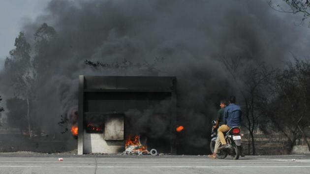 All the roads to Mandsaur have been sealed, and there is a clampdown on Internet services in all the districts of the region. No state or national-level politicians are being allowed inside. (Mujeeb Faruqui/HT Photo)