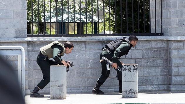 Members of Iranian forces take cover during an attack on the Iranian parliament, Tehran, Iran, June 7, 2017 (REUTERS) Members of Iranian forces take cover during an attack on the Iranian parliament, Tehran, Iran, June 7, 2017 (REUTERS)