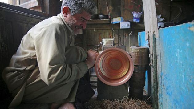 A samavar is fitted with a fire-container, in which charcoal and burning coal are placed, and around it there is a space for water to boil. (Waseem Andrabi/HT Photo)