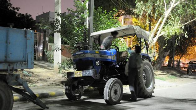 The retired judge returned with a revolver and fired five shots, four of which hit the tyres of a tractor. (Parveen Kumar/HT Photo) The retired judge returned with a revolver and fired five shots, four of which hit the tyres of a tractor. (Parveen Kumar/HT Photo)