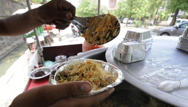 Many roadside vendors in Noida are now selling vegetarian biryani for ₹30 per plate. (Sunil Ghosh/HT Photo) Many roadside vendors in Noida are now selling vegetarian biryani for ₹30 per plate. (Sunil Ghosh/HT Photo)