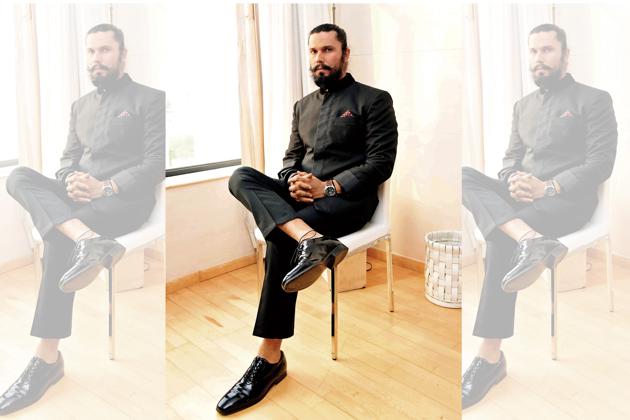 Randeep Hooda thinks that reading beauty magazines make one feel ugly (Yogen Shah) Randeep Hooda thinks that reading beauty magazines make one feel ugly (Yogen Shah)