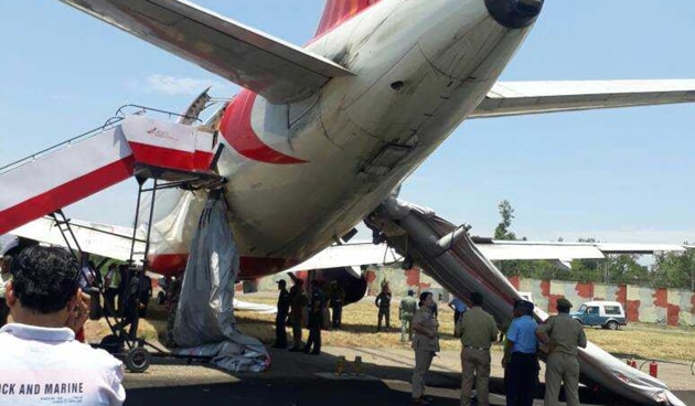 The Air India flight 821 from Delhi after four of its tyres burst while landing at Jammu airport on Friday afternoon. (Nitin Kanotra/HT) The Air India flight 821 from Delhi after four of its tyres burst while landing at Jammu airport on Friday afternoon. (Nitin Kanotra/HT)