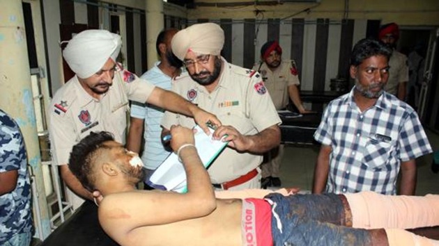 Victim Vinod Kumar giving his statement to police at the Bathinda civil hospital on Thursday. He later succumbed to his injuries at Guru Gobind Singh Medical College in Faridkot. (HT File Photo) Victim Vinod Kumar giving his statement to police at the Bathinda civil hospital on Thursday. He later succumbed to his injuries at Guru Gobind Singh Medical College in Faridkot. (HT File Photo)