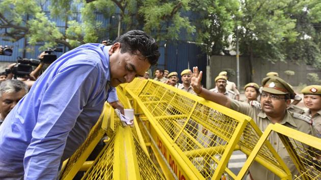 Rebel AAP leader Kapil Mishra was stopped from meeting Delhi chief minister Arvind Kejriwal when he arrived at the CM’s Janta Darbar on Friday. (Arun Sharma/HT PHOTO) Rebel AAP leader Kapil Mishra was stopped from meeting Delhi chief minister Arvind Kejriwal when he arrived at the CM’s Janta Darbar on Friday. (Arun Sharma/HT PHOTO)