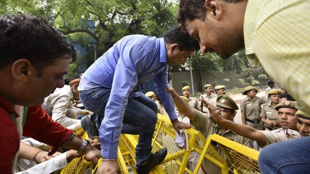 Mishra along with his supporter passed a seven-point resolution and announced the launch of ‘India Against Corruption-2’. (Arun Sharma/HT PHOTO) Mishra along with his supporter passed a seven-point resolution and announced the launch of ‘India Against Corruption-2’. (Arun Sharma/HT PHOTO)