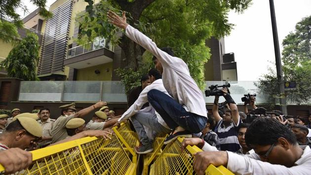 Kapil Mishra and supporters shout slogans after being entry at Delhi’s Arvind Kejriwal residence. (Arun Sharma/HT PHOTO) Kapil Mishra and supporters shout slogans after being entry at Delhi’s Arvind Kejriwal residence. (Arun Sharma/HT PHOTO)
