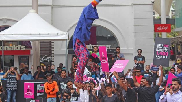 A clown entertains people with a handstand to raise awareness about the issue. (Satyabrata Tripathy/HT) 