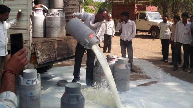 A farmer pours milk on a street to protest against the government in Aurangabad.(HT Photo)