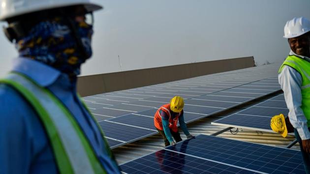 While US president Donald Trump withdrew from the climate accord in Paris, India promised to continue on its renewable energy programme. However this has also given Chinese investors and manufacturers some advantages. (Chandan Khanna/APF)