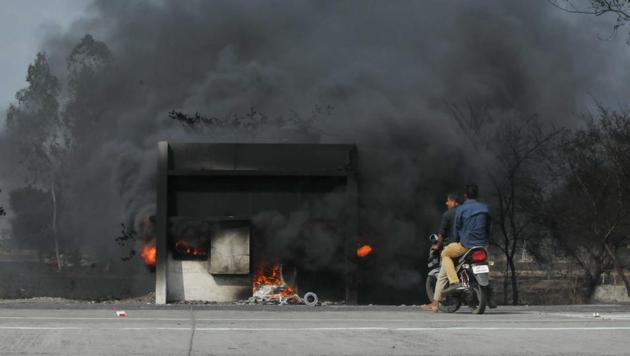 A toll booth set on fire by agitating farmers in Madhya Pradesh.(Mujeeb Faruqui/HT Photo)