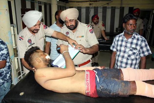 Victim Vinod Kumar giving his statement to police at the Bathinda civil hospital on Thursday. He later succumbed to his injuries at Guru Gobind Singh Medical College in Faridkot. (Sanjeev Kumar/HT)