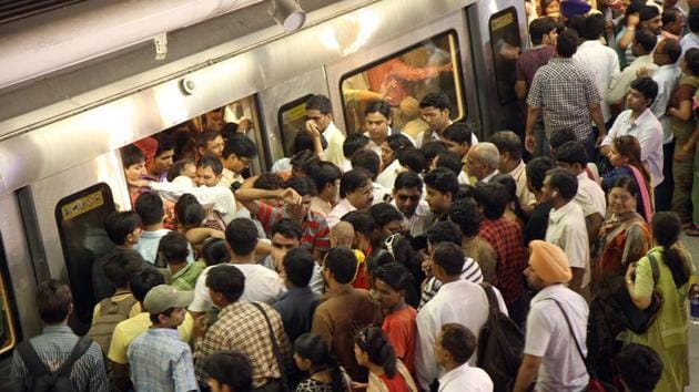 A massive crowd tries to enter a train coach at Rajiv Chowk metro station in central Delhi.(Sunil Saxena/HT Photo)