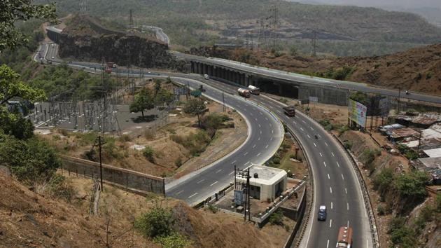 The corporation has already carried out repairs worth Rs100 crore, including the installation of hexagonal iron mesh and rock bolting on the expressway to hold loose rocks in place.(HT File Photo)