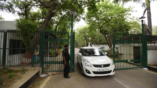Police will ask security guards to inform them if they see any suspicious activity in their neighbourhood. (Virendra Singh Gosain/HT File) Police will ask security guards to inform them if they see any suspicious activity in their neighbourhood. (Virendra Singh Gosain/HT File)