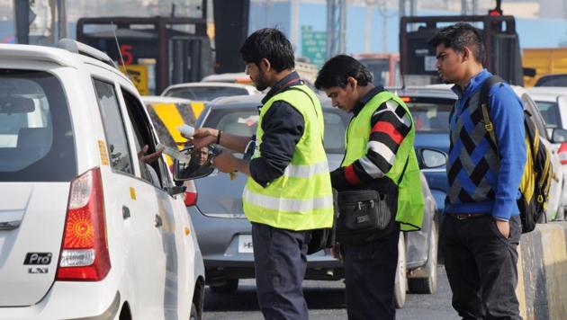 Nearly 1.25 lakh vehicles pass through the Kherki Daula toll plaza every day and, of these, 80,000 vehicles stop and pay the toll. The toll plaza collects an average of Rs 40 lakh to Rs 45 lakh daily, depending on the traffic volume. (Parveen Kumar/HT Photo) Nearly 1.25 lakh vehicles pass through the Kherki Daula toll plaza every day and, of these, 80,000 vehicles stop and pay the toll. The toll plaza collects an average of Rs 40 lakh to Rs 45 lakh daily, depending on the traffic volume. (Parveen Kumar/HT Photo)